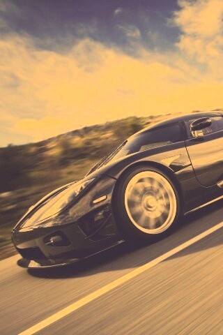 Автомобиль Koenigsegg мчится по трассе обои