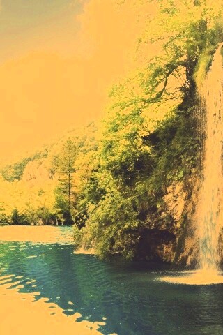 Водопад у реки обои