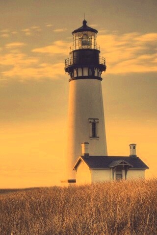Маяк в поле обои