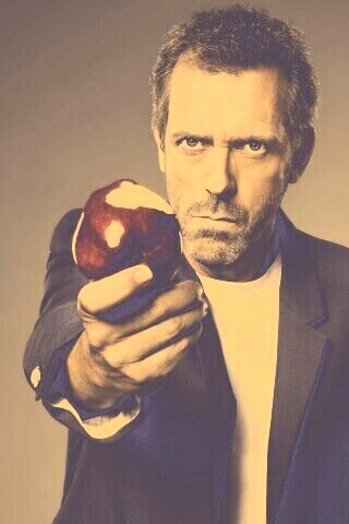 Доктор Хаус с яблоком в руке обои