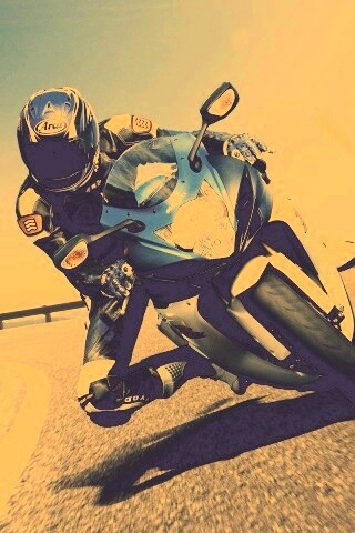 Мотоциклист на повороте обои