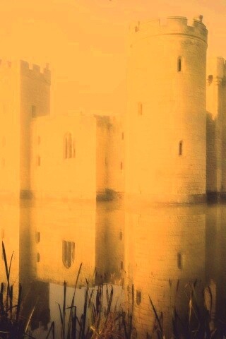 Замок на озере обои