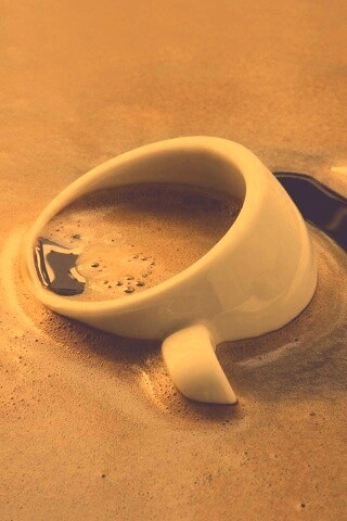 Чашка тонет в кофе обои