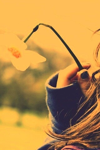 Девушка с нарциссом в руке обои