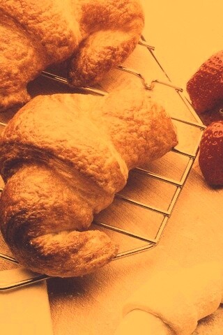 Круассаны с клубникой обои