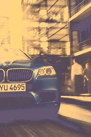 BMW покоряет городскую улицу обои