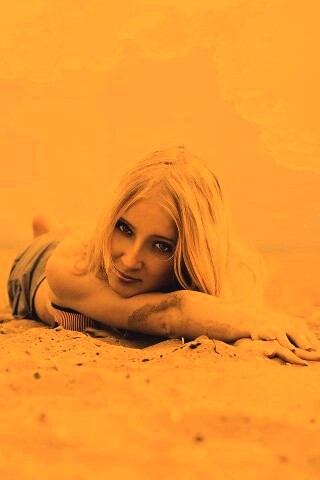 Девушка на песке обои