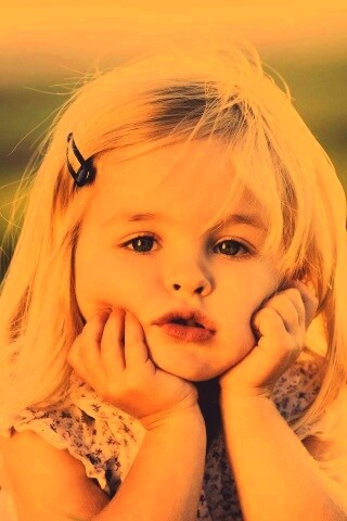 Малышка грустит обои