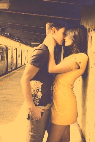 Прощание на станции метро обои