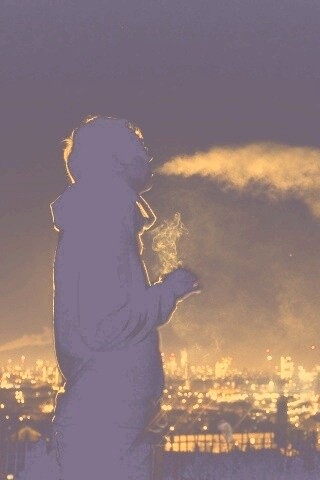 Курящий на крыше парень обои