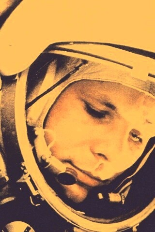 Юрий Гагарин в скафандре обои