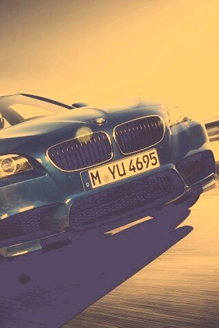 Синий БМВ на трассе обои