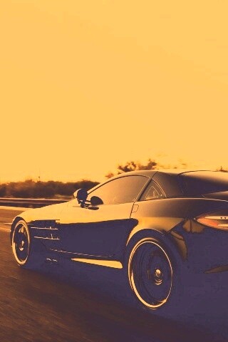 Черный автомобиль уезжает в закат обои