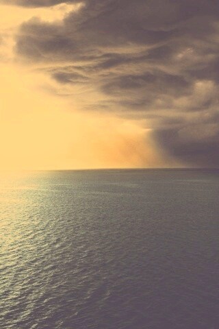 Синее море и грозные тучи обои