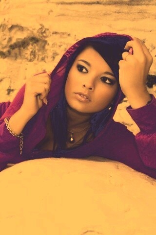 Девушка в розовой накидке обои