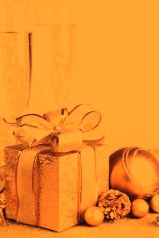 Подарок и бокалы шампанского обои