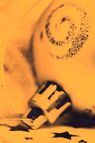 Ёлочный шарик белого цвета обои