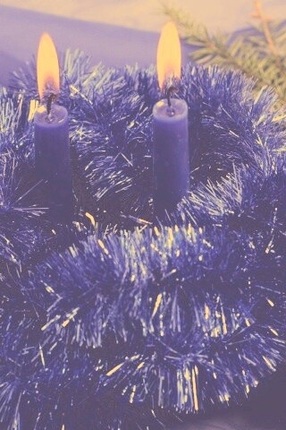 Свечки и новогодняя мишура обои