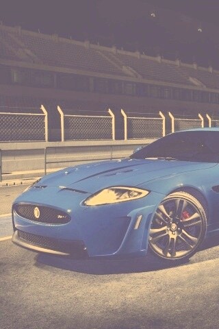 Синий спорткар на гоночном треке обои