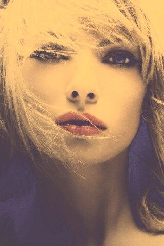 Девушка с красными губами обои