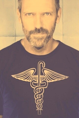 Доктор Хаус в футболке со змеями на трости обои