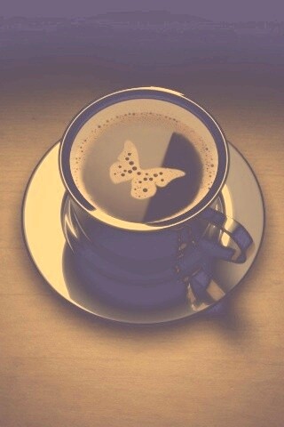 Чашка кофе с пенкой в форме бабочки обои