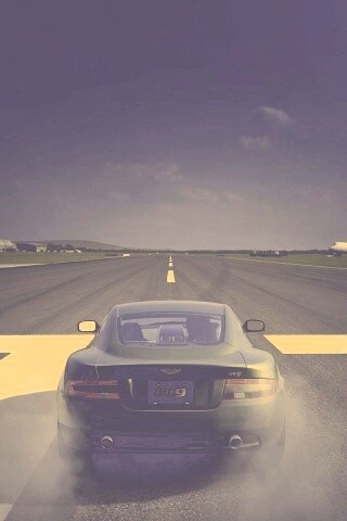 Aston на взлетной полосе обои