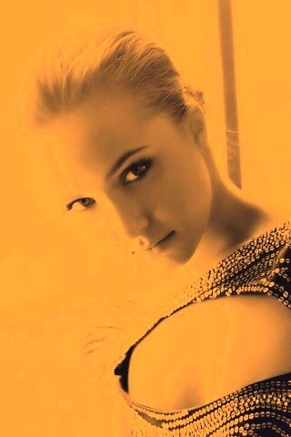 Блондинка у окна обои