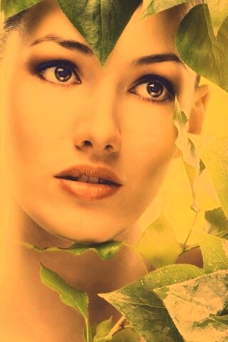 Девушка с зелеными листьями обои