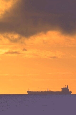 Баржа на закате обои