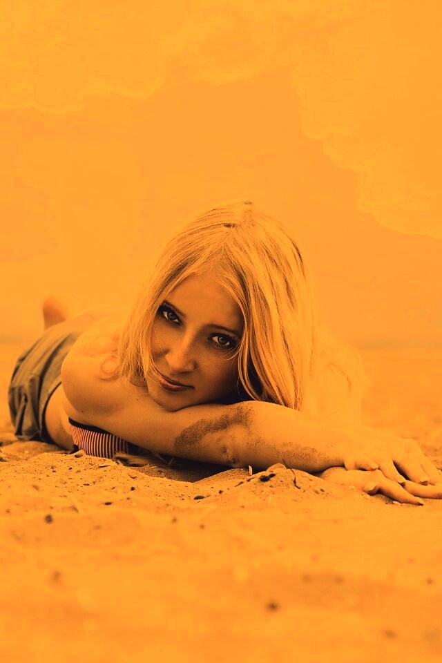 Девушка на пляже обои