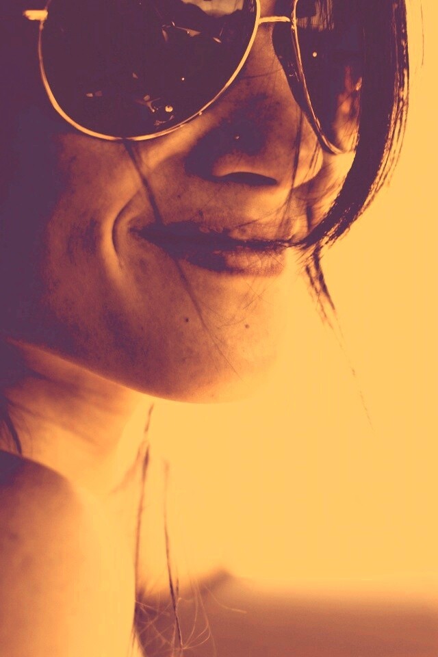 Девушка в очках обои