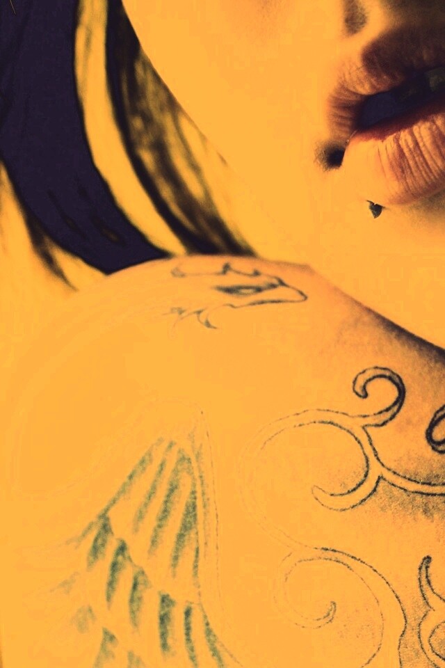 Плечо с татуировкой обои