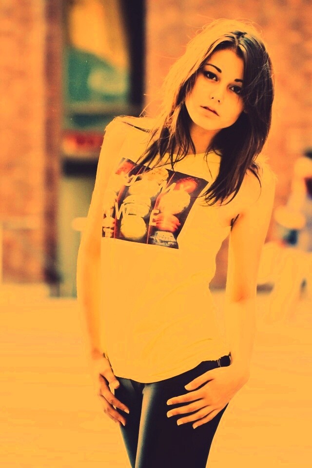 Молодая девушка в городе обои