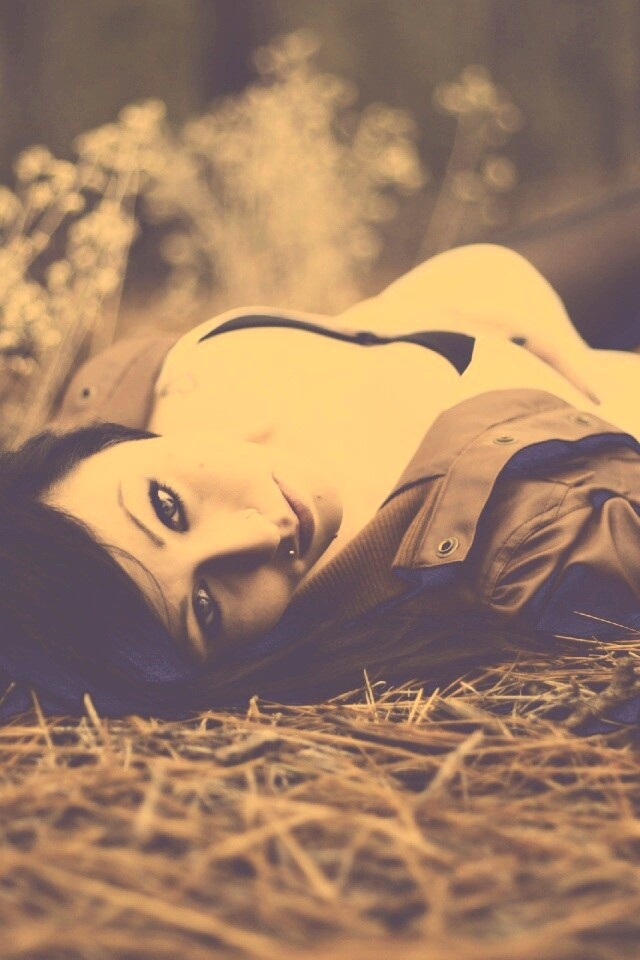 Лежащая на траве обои