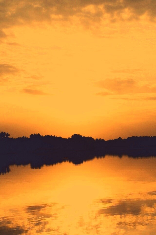 Закат отражается в озере обои