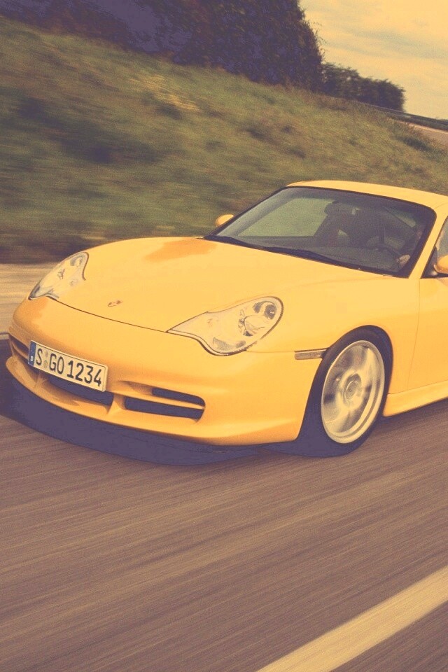 Желтый порш на повороте обои