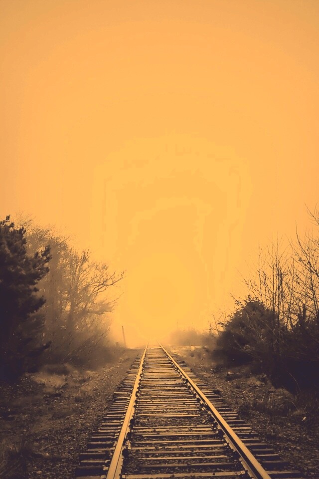Железная дорога уходит в туман обои