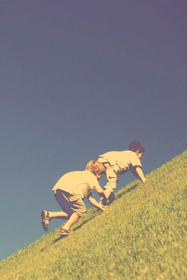 Дети взбираются в гору обои