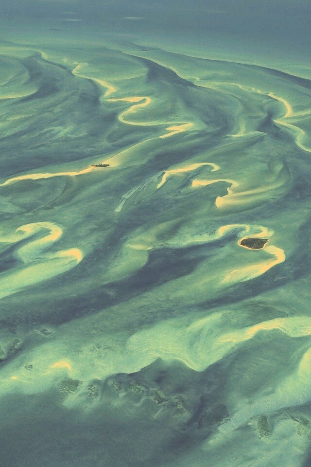 Остров среди лазурных рифов обои