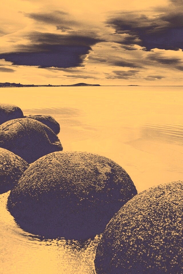 Круглые камни на берегу обои