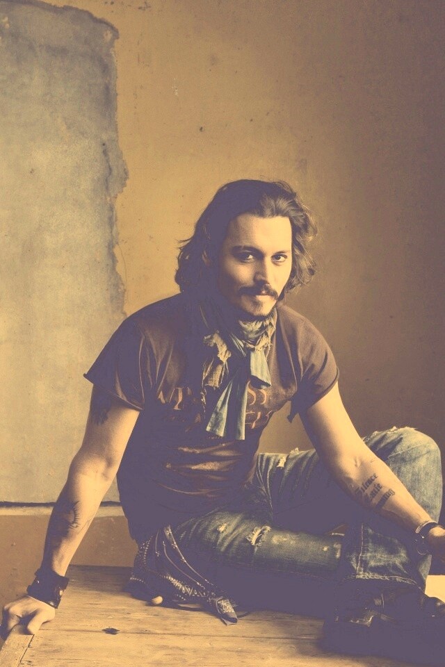 Джонни Депп на столе обои