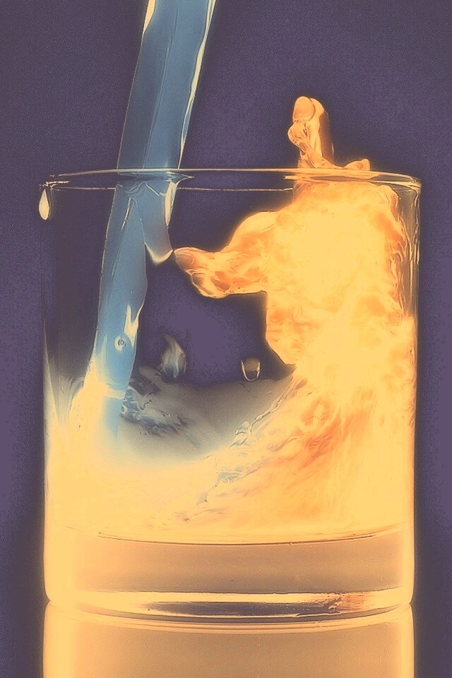 Огонь и вода в стакане обои