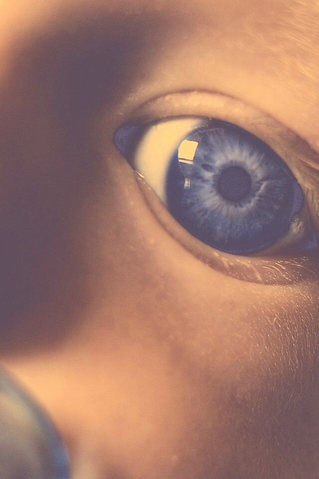 Синий глаз ребенка обои