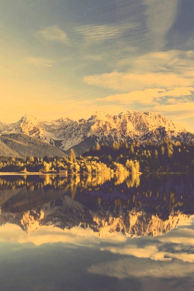 Горы отражаются в озере обои