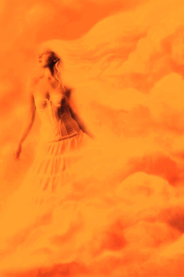 Девушка на облаках обои