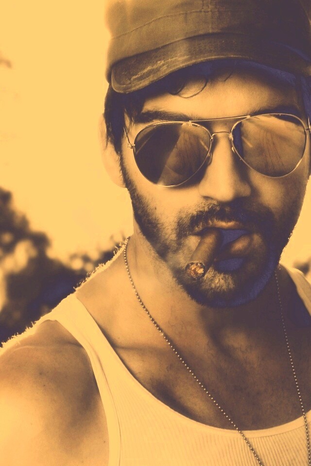 Суровый парень с сигарой обои