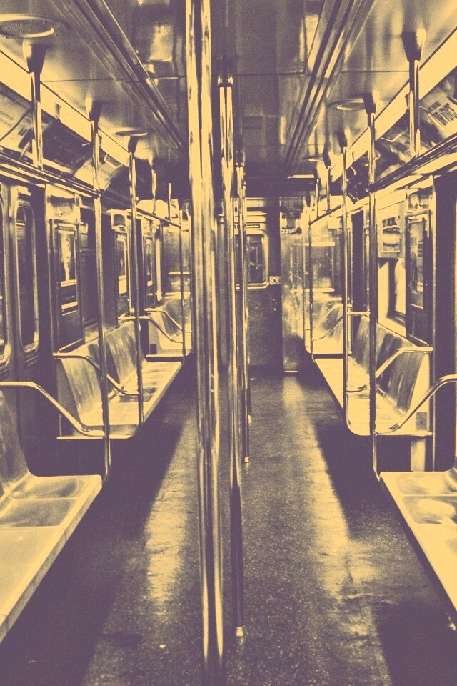 Пустой вагон метро обои