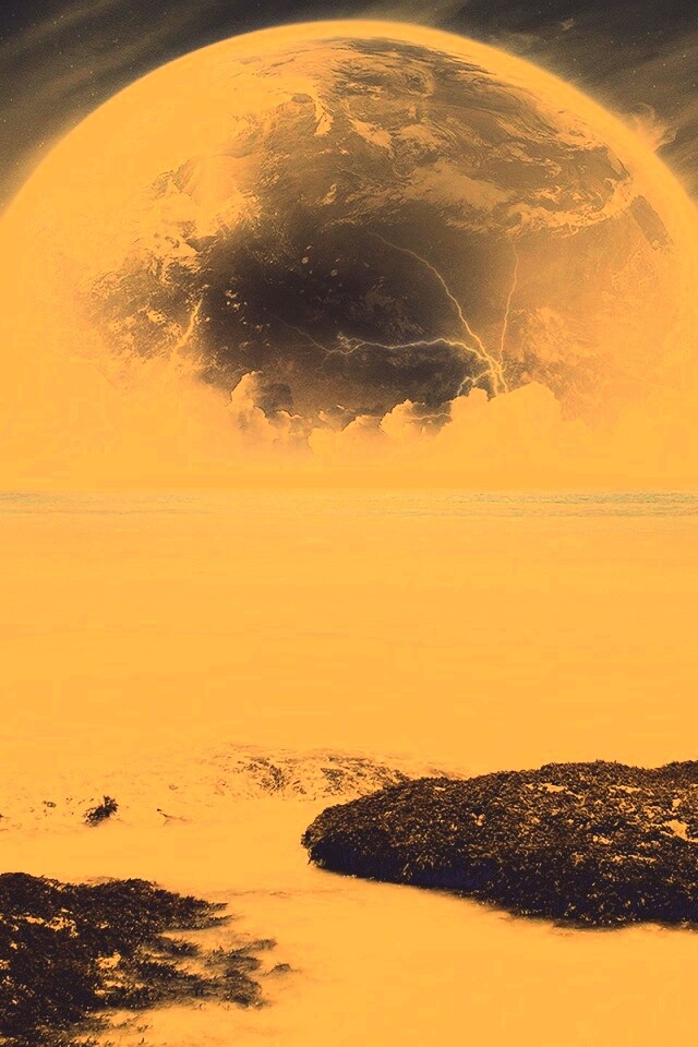 Огромная луна над океаном обои