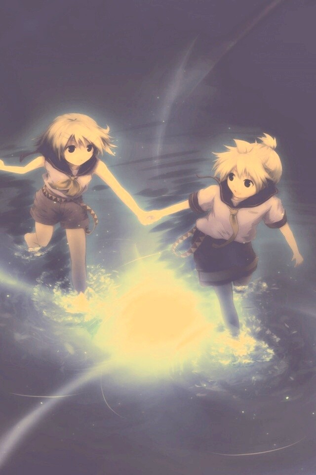 Девочки бегут по воде обои